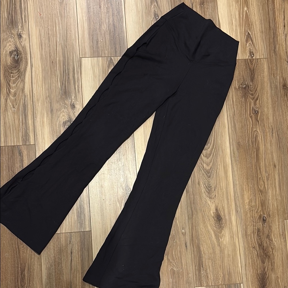 Crossover cutout yoga pants